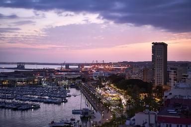 une vue du port d'Alicante en 2023 le soir