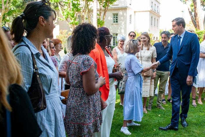 Olivier Becht salue les personnes présentes