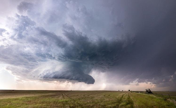 Ciel gris de mauvais temps à la campagne -raychel-sanner-unsplash