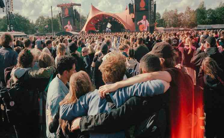 Des jeunes dansent au festival de Roskilde au Danemark