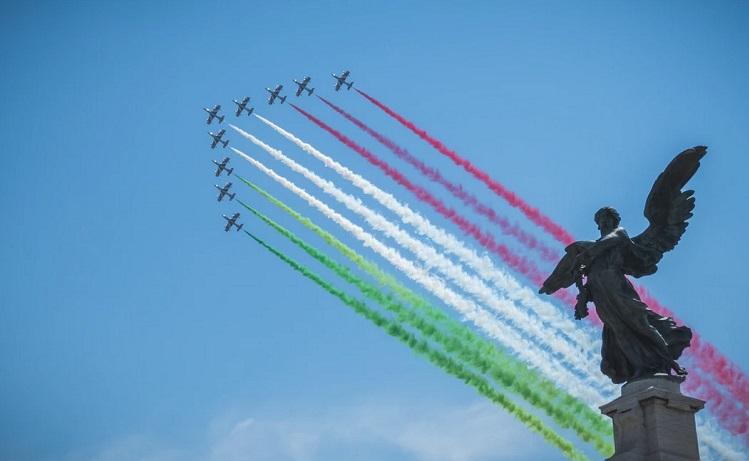 Flèches tricolores du drapeau italien dans le ciel