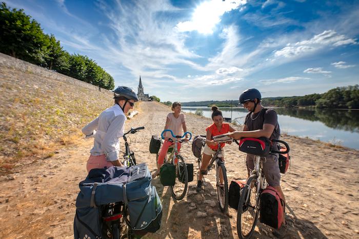 Des cyclistes au bord de la Loire