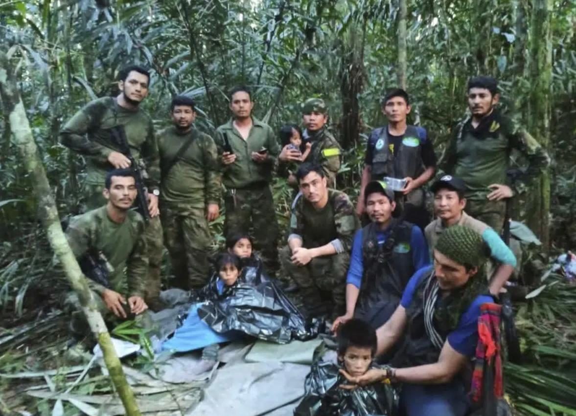 Les enfants et l'armée dans la jungle - Oficina de Prensa de las Fuerzas Armadas de Colombia
