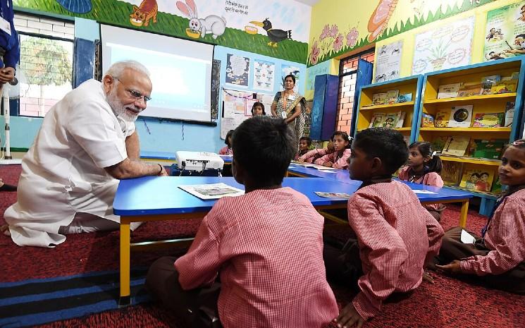 Narendra Modi dans une école de l'Uttar Pradesh