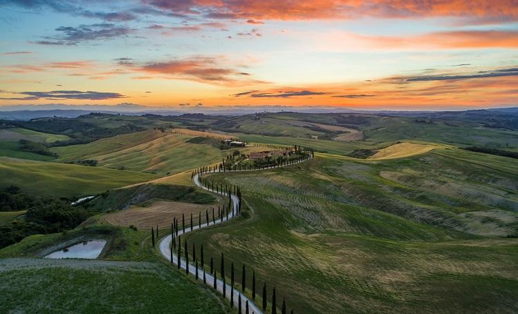 Paysage de la campagne toscane avec route sinueuse - luca-micheli-unsplash