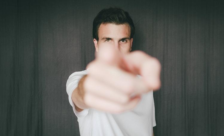 un homme pointe du doigt