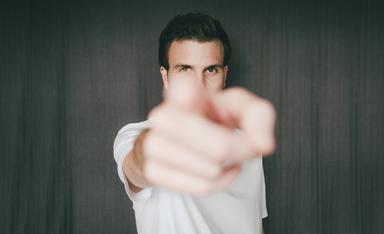 un homme pointe du doigt