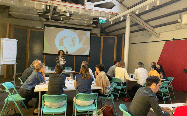 « Entrepreneurs et professionnels, participants à des groupes de codéveloppement, se retrouvent pour échanger »