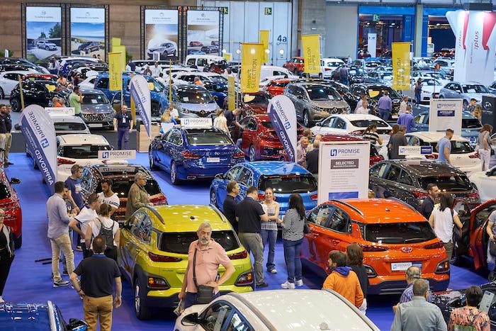 le public regarde des voitures exposées