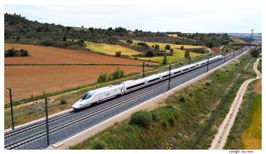 Un Train Ave de renfe circulant en France