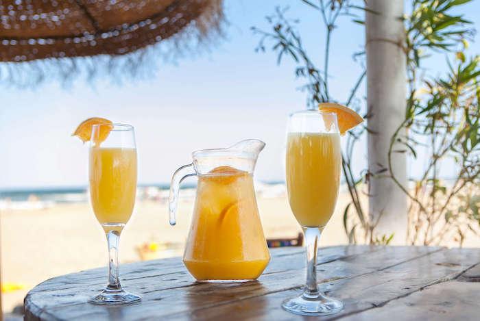 Des verres d'agua de valencia au bord d'une plage
