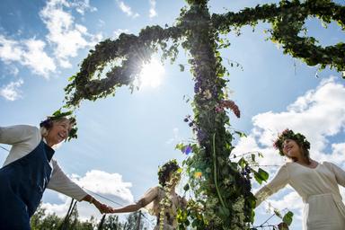 danse midsommar autour du mat