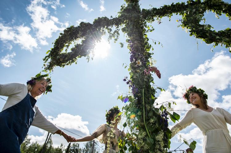 danse midsommar autour du mat