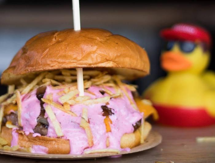 un hamburger avec de la sauce violette