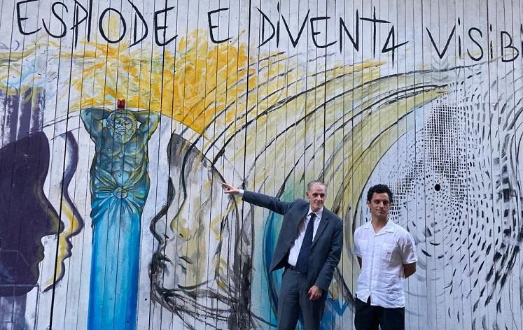 christian masset devant une oeuvre de street art