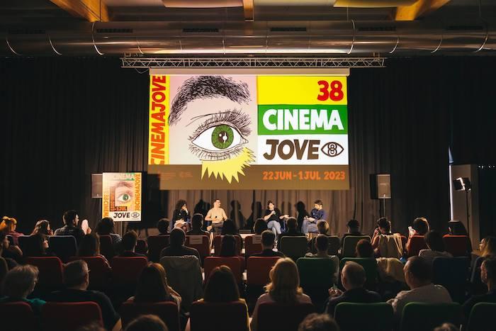 l'affiche du cinejove projettée à Valencia