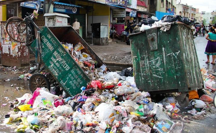 Des déchets plastiques dans une rue de Chennai