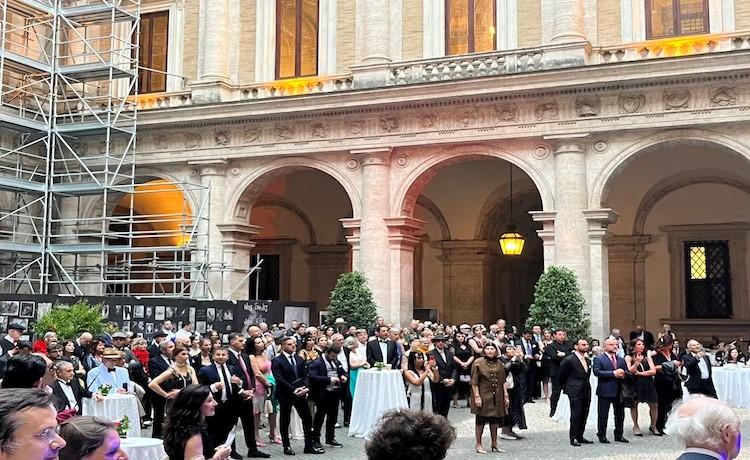 des français font une fête à l'ambassade de rome