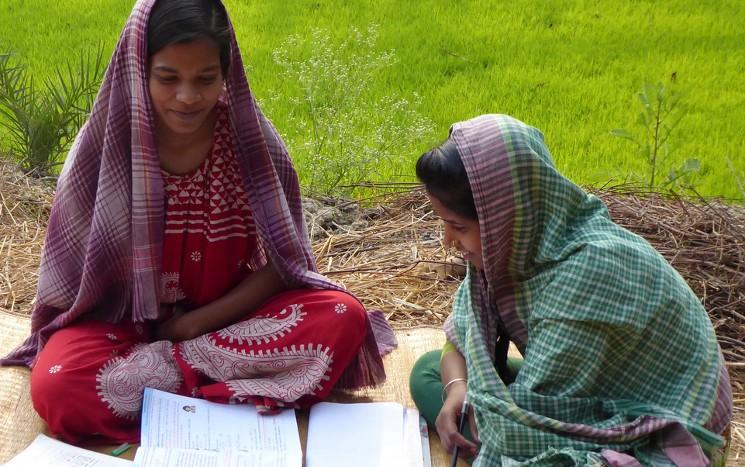 Deux écolières révisant au Bengale occidental