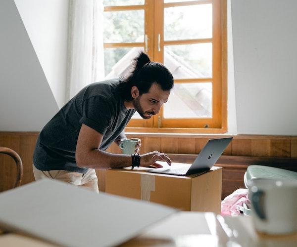 Enquête BestJobs : travail à domicile ou travail au bureau, voire les deux ?