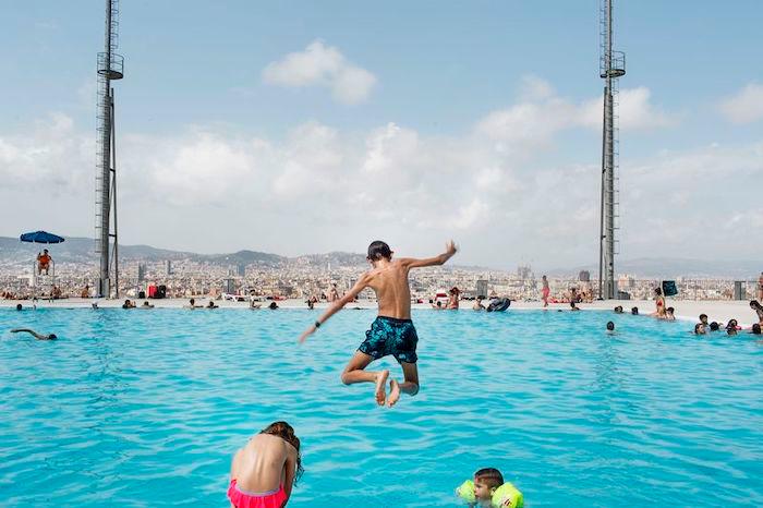 Un enfant plonge dans la piscine