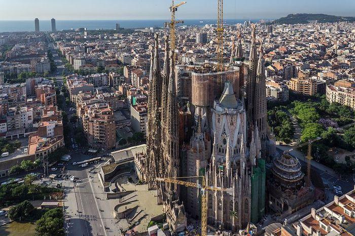 la sagrada familia à barcelone et vue sur mer