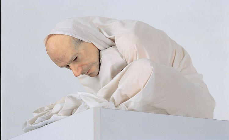 sculpture d'un home âgé dans un drap blanc