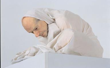 sculpture d'un home âgé dans un drap blanc