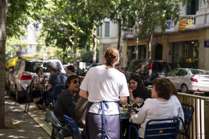 serveuse à une terrasse