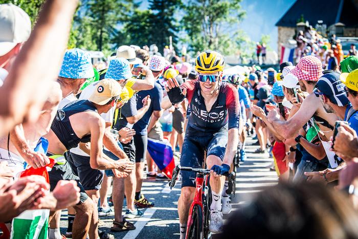 les cyclistes au milieu de la foule