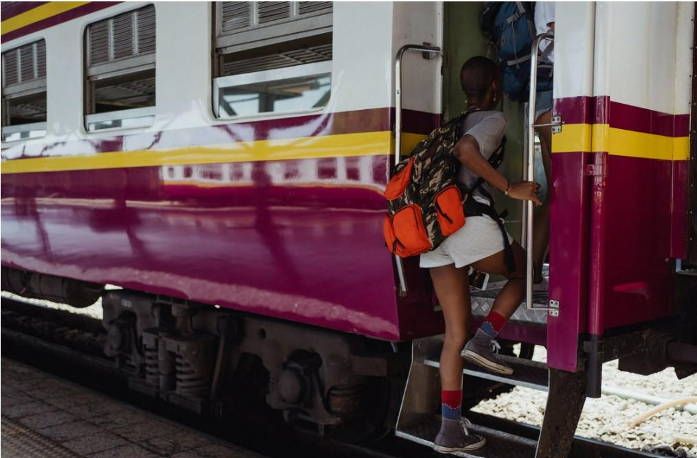 une jeune femme monte dans un train