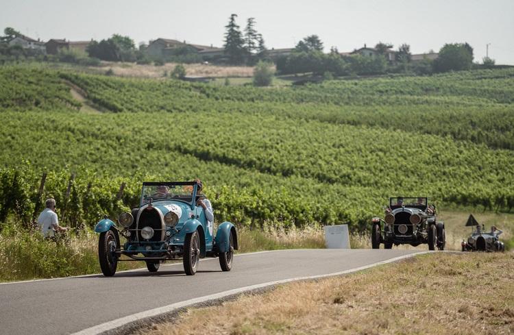 trois voitures anciennes sur la route