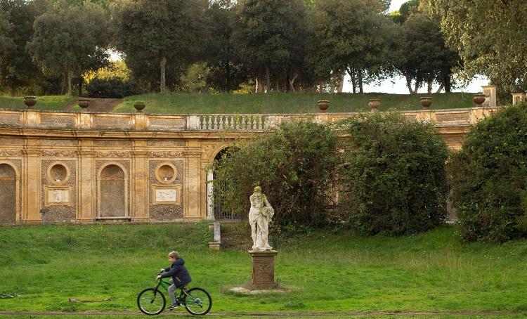 un enfant fait du vélo dans un parcde rome - adriano-pucciarelli-unsplash