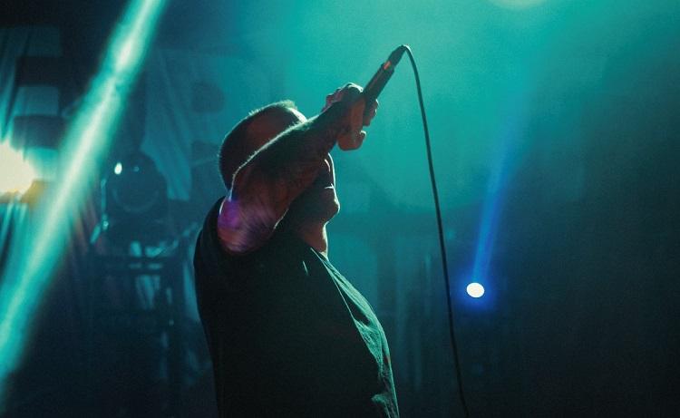 un homme chante avec un micro