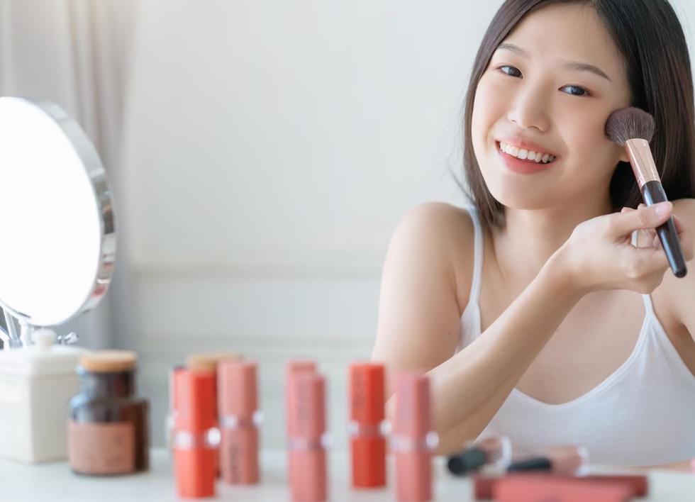 une femme chinoise se maquille