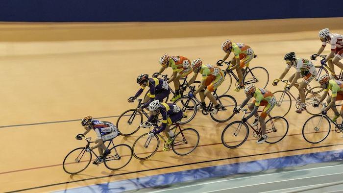des cyclistes en train de faire une course