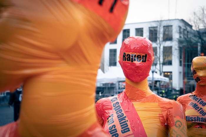 des femmes recouvertes de plastique orange pour protester contre les violences sexuelles