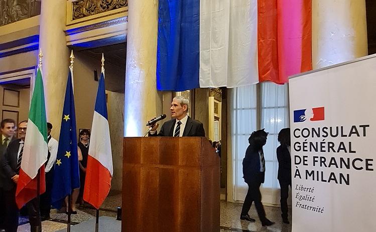 François revardeaux au micro sous le drapeau bleu blanc rouge