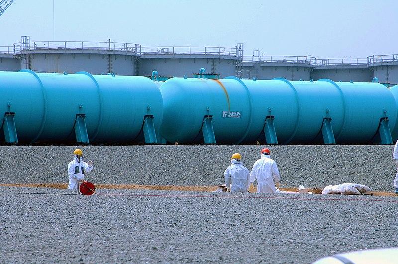 Fukushima_Daiichi_nuclear_plant._Two_types_of_above-ground_water_tanks_and_underground_pool