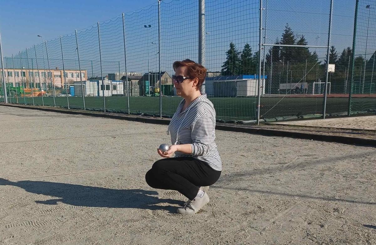 Karolina Fabiś jouant à la Pétanque. Photo : Karolina Fabiś