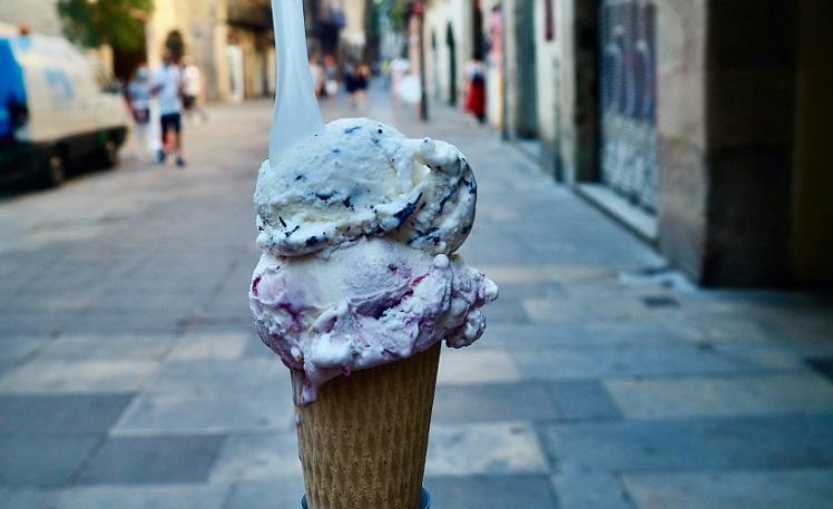 Un cône avec deux boules de glace - andrea-huls-pareja-unsplash