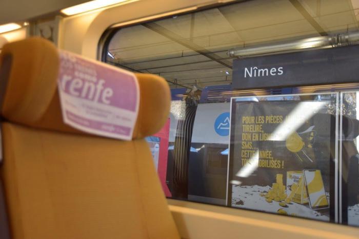 Un train espagnol renfe dans la gare de nimes