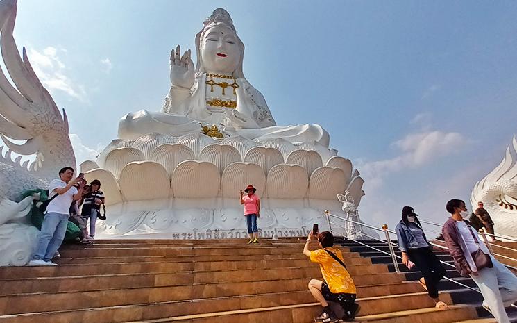 Wat-Huay-Pla-Kang-Guan-Ying-LPJ-Bangkok