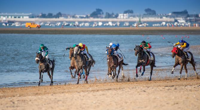 course de chevaux sur la plage