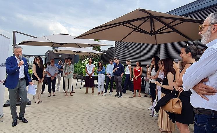 denis delespaul au micro devant les participants du club inspiring women