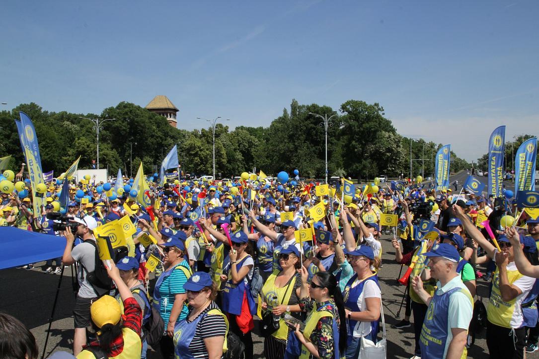 Les travailleurs roumains de la santé manifestent pour une rémunération équitable
