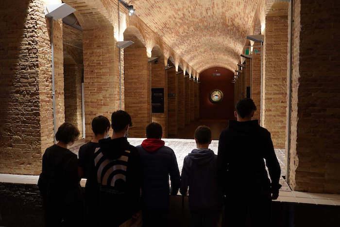 des enfants de dos en train de visiter le musée d'histoire de Valencia