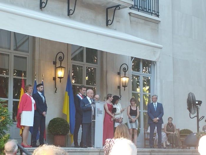 l'ambassadeur pendant son discours