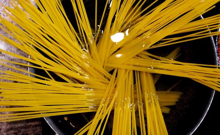 spaghetti dans une casserole d'eau - christine-sandu-unsplash