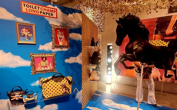 statue de cheval qui galope et sacs longchamp toiletpaper